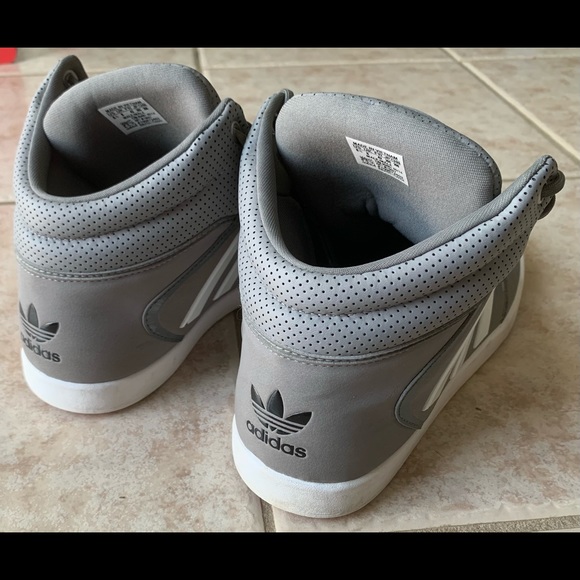 Adidas mens sneakers size 8.5US - Picture 3 of 6